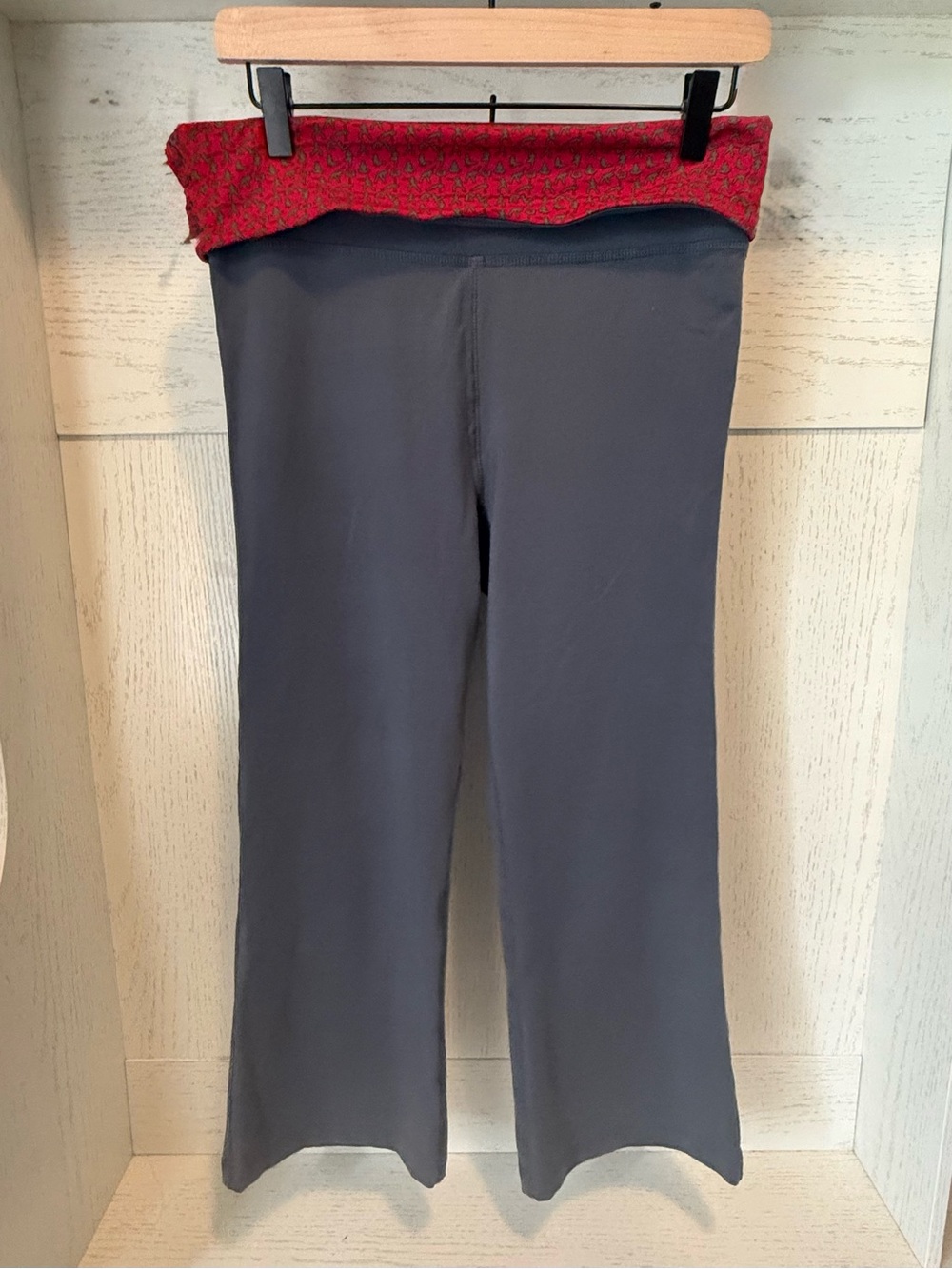 ALO Yoga cool fit Gray Capris with Red Fold-Over Waist size medium